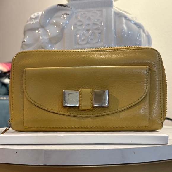 Chloe Preloved Silver Bow Zip Around Wallet